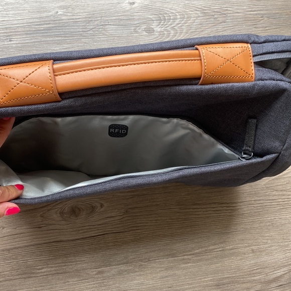 RFID Laptop Case - Picture 4 of 6